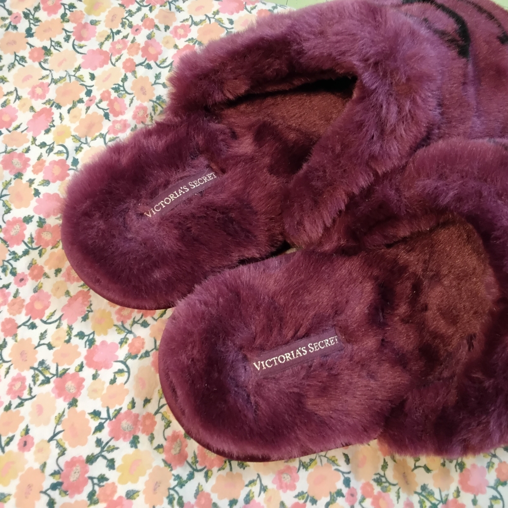 3883 Size Large Victoria's Secret Plush Maroon Slippers - Picture 2 of 4